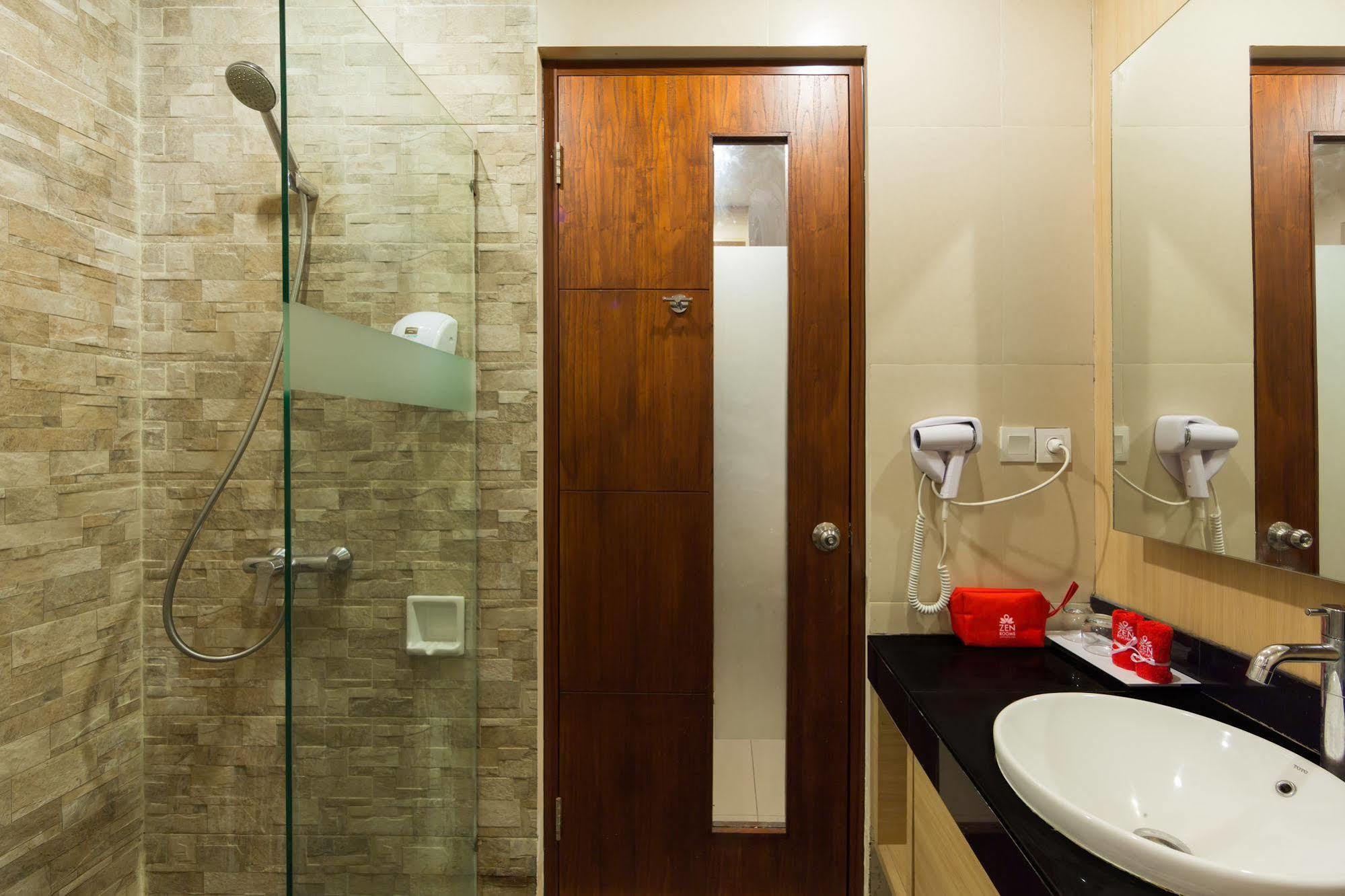 Zen Rooms Kuta Tuban Suites 외부 사진