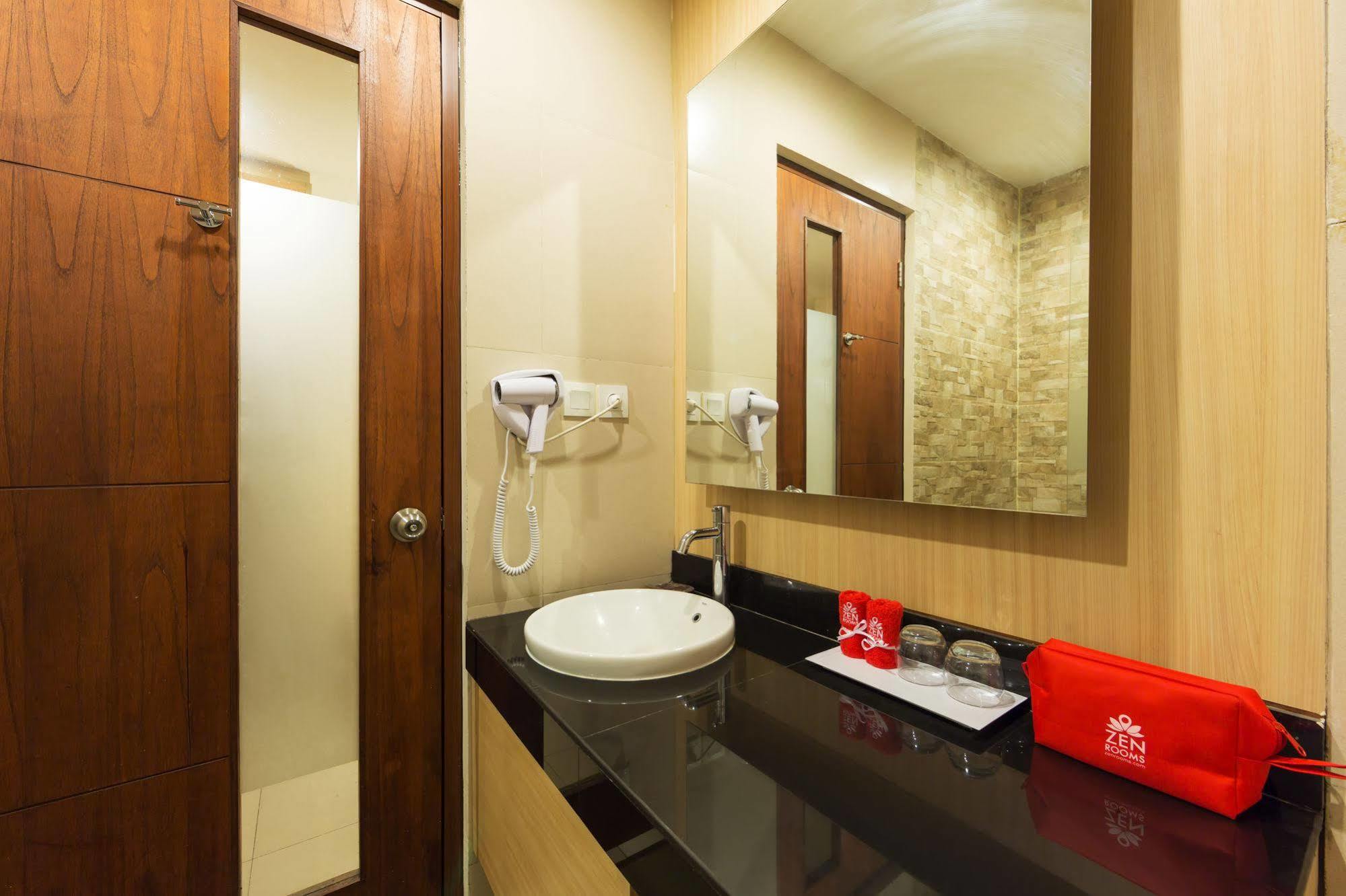 Zen Rooms Kuta Tuban Suites 외부 사진