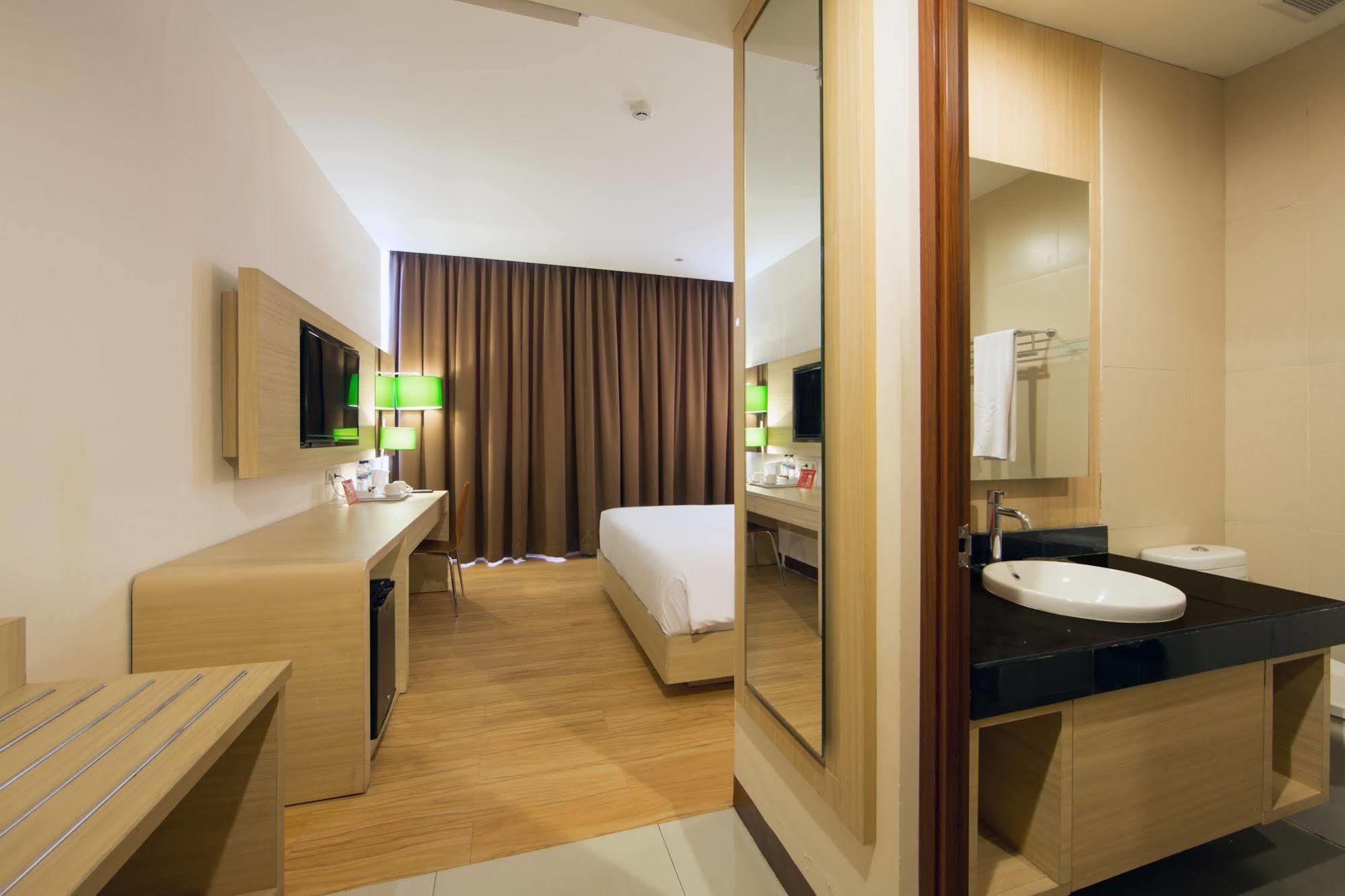 Zen Rooms Kuta Tuban Suites 외부 사진